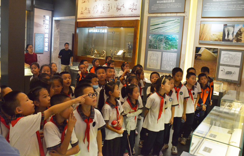 2024年9月22日朱台小学师生参观JDB电子造纸博物馆