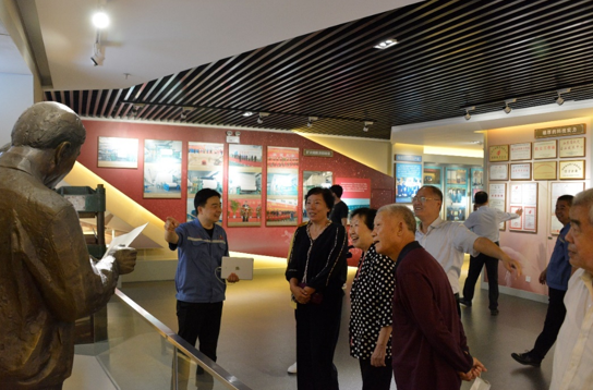 2022年9月29日，重阳节前区政协组织政协退休领导参观JDB电子造纸博